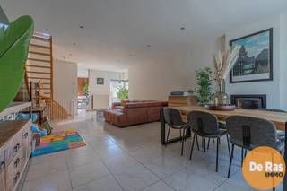 EERSTE KIJKDAG ZAT. 11/04/26 - 10U (op afspraak!! 053/60.65.60)<br /><br />EREMBODEGEM - Deze verzorgde woning kunt u vinden in rustige doodlopende straat te Erembodegem. Deze woning is voorzien van alle moderne comfort en perfect instapklaar. Zo werd de woning in 2017 nog voorzien van een nieuw dak, nieuwe crépi (muren geïsoleerd) en een nieuw aangelegde tuin. In 2020 werden 20 zonnepanelen geplaatst en de badkamer volledig vernieuwd. Tevens is de woning voorzien van dubbel beglazing en centrale verwarming op aardgas.<br /><br />Naar indeling toe beschikt de woning op het gelijkvloers over een zeer ruime woonkamer voorzien van veel lichtinval, een aanpalende semi-open keuken, een praktische achterliggende bergruimte en een apart toilet. Op de eerste verdieping bevinden zich naast de nachthal nog een ruime slaapkamer en een totaal vernieuwde badkamer voorzien van zowel ligbad als inloopdouche. Daarnaast is er nog een vaste trap naar de zolderverdieping waar zich nog 2 extra kamers bevinden. <br /><br />Leuk aan deze woning is zeker ook de verzorgde tuin en de parkeerplaats naast de woning. <br /><br />In de directe omgeving bevinden zich buurtwinkels, scholen, openbaar vervoer, het station van Erembodegem, invalswegen en E40.<br /><br />Kortom bent u op zoek naar een perfect instapklare woning op een zeer rustige locatie, voorzien van alle moderne comfort zoals centrale verwarming op aardgas, zonnepanelen, vernieuwde badkamer met tuin. Aarzel dan niet en maak snel uw afspraak!! Voor meer info of bezoek 053/60.65.60<br /><br />De vermelde prijs is een richtprijs. Na ontvangst van de biedingen zal de verkoper beslissen of hij/zij de eigendom verkoopt aan het beste bod. De richtprijs is aldus niet bindend voor de verkoper. Voor meer info kunt u ons contacteren of het reglement raadplegen op onze website.