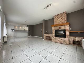 Dit instapklaar appartement is gelegen in het centrum van Staden.Het appartement heeft volgende indeling:Inkomhal, ruime leefruimte (+ gezellige...
