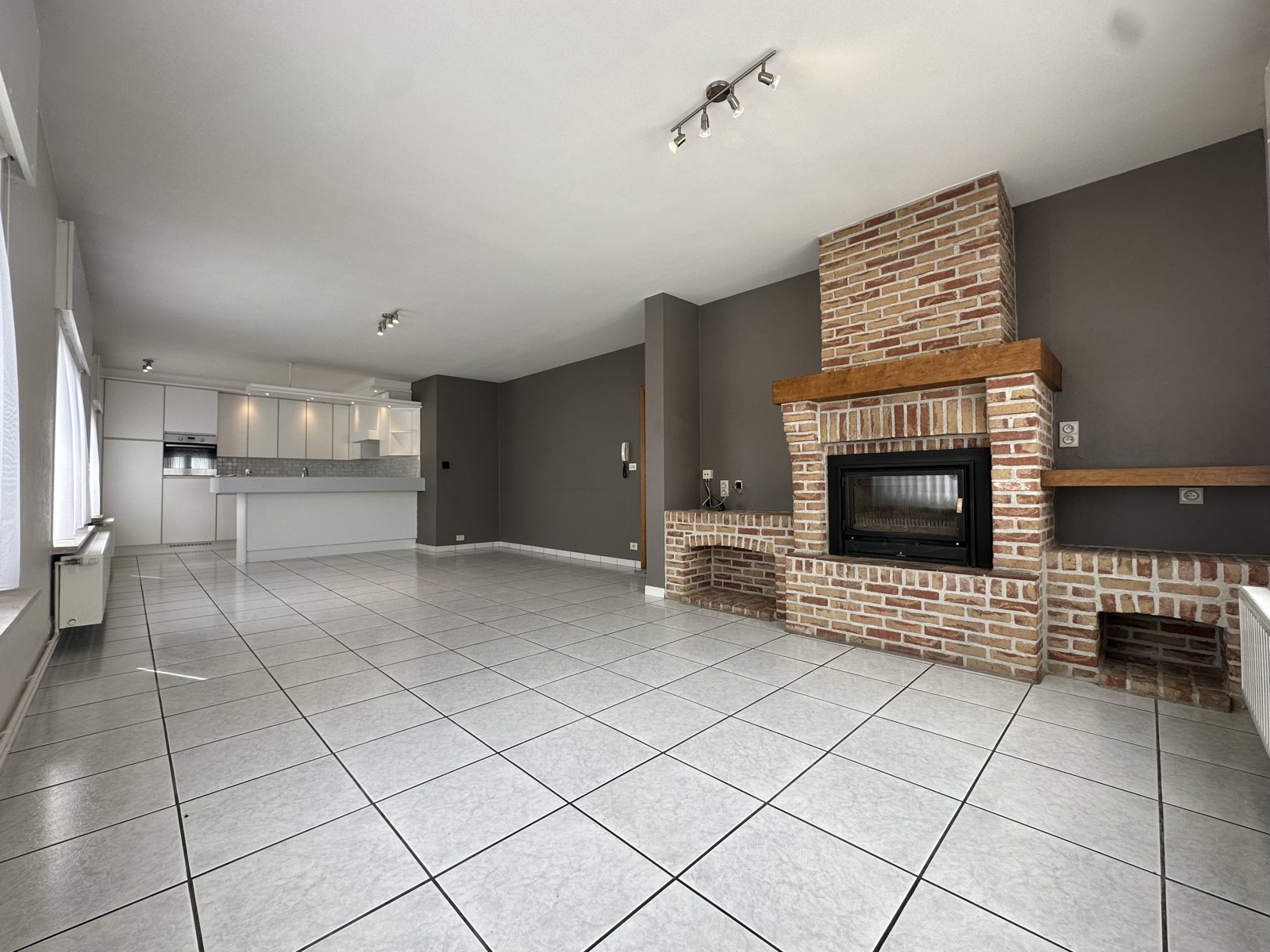 Instapklaar appartement (2 slpks) mét parkeerplaatsen - foto 3