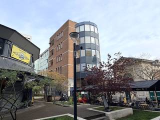 Dit appartement geniet van een uiterst centrale ligging, op wandelafstand van winkels, restaurants, openbaar vervoer en diverse campussen. Een ideale woonst voor wie graag in het hart van de stad verblijft.<br />Het appartement beschikt over een inkomhal, met vestiairekasten en een gastentoilet, waarna u wordt verwelkomd in een ruime en lichtrijke woonkamer met niet enkel een gezellige eet- en zithoek maar ook met een fantastisch uitzicht gezien de grote raampartijen. Airco aanwezig.<br />Aansluitend bevindt zich de ingerichte keuken. Het terras is zowel toegankelijk vanuit de keuken als vanuit de grote slaapkamer. Ensuite bevindt zich de badkamer die is uitgerust met een inloopdouche, een dubbele wastafel en tweede toilet. Er is tevens een ruime (multifunctionele) berging met aansluiting voor wasmachine en droogkast.<br />Extra bergruimte is voorzien in de kelder op niveau -1.<br />De gemeenschappelijke kosten bedragen 185,00 euro per maand, inclusief provisie voor waterverbruik. Daarnaast is er de mogelijkheid tot huren van een ondergrondse autostaanplaats mits 100,00 euro per maand.<br />Dit appartement combineert comfort, ruimte en een topligging in het bruisende Leuven. Ideaal voor wie op ziek is naar een praktische en centraal gelegen woonst.