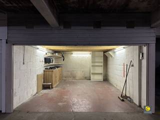 Ondergrondse garagebox! Ruime ondergrondse garagebo met elektriciteit aanwezig! Huurprijs: €150,00 / maandHoogte poort: 1m77Direct beschikbaar!  ...