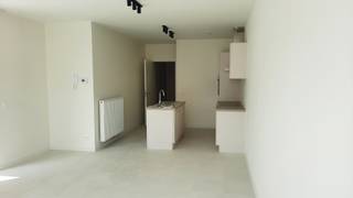 <p>immo DAVID stelt voor: tweekamerappartement uit 2021 dat hedendaags wooncomfort combineert met een bijzonder gunstige ligging in Zellik. Het appartement bevindt zich op de eerste verdieping van een verzorgd gebouw met lift en verkeert in perfecte staat. U hoeft hier werkelijk enkel uw meubels en valies mee te brengen. Bij het binnenkomen komt u in de inkomhal, die toegang geeft tot de lichtrijke woonkamer met aansluitende open keuken dat zorgt voor een ruimtegevoel. Vanuit de woonkamer heeft u rechtstreeks toegang tot het aangename zuidgerichte terras, een ideale plek om te genieten van de zon en de buitenlucht. Het appartement beschikt over een berging, badkamer, twee (slaap) kamers van respectievelijk 9 m² en 14 m² en een aparte douchekamer. Als extra troef beschikt het appartement over een privatieve kelder en twee binnenstaanplaatsen. Dankzij de centrale ligging combineert u het comfort van een rustige woonomgeving met een vlotte bereikbaarheid. Het centrum van Zellik bevindt zich op slechts 300 m, winkels ook op 300 m, openbaar vervoer op 300 m, station Zellik op 1200 m, UZ Brussel op 3500 m en het Laarbeekbos op 1500 m. De Grote Markt van Brussel bevindt zich op 8 km en de Ring op 3,3 km.</p>
