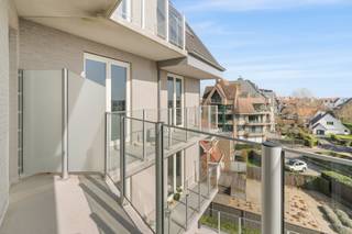 <p>Gelegen in hartje Koksijde-Bad, op slechts enkele stappen van zee, biedt dit instapklare appartement alle comfort voor aangenaam wonen.</p>
<p>Het appartement beschikt over een inkomhal, een ruime en lichtrijke woonkamer met toegang tot een terras met open uitzicht, een volledig ingerichte open keuken, een praktische berging, twee mooie slaapkamers, een badkamer met inloopdouche en lavabo, en een afzonderlijk toilet. Ondergrondse kelders, parkeerplaatsen en/of garages kunnen optioneel worden aangekocht.</p>