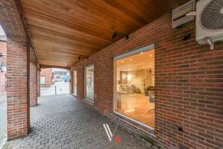 Droom je van een eigen handelszaak? Dan ben je hier aan het juiste adres!Dit handelsgelijkvloers is gelegen in het hart van Izegem, in de nabijheid...