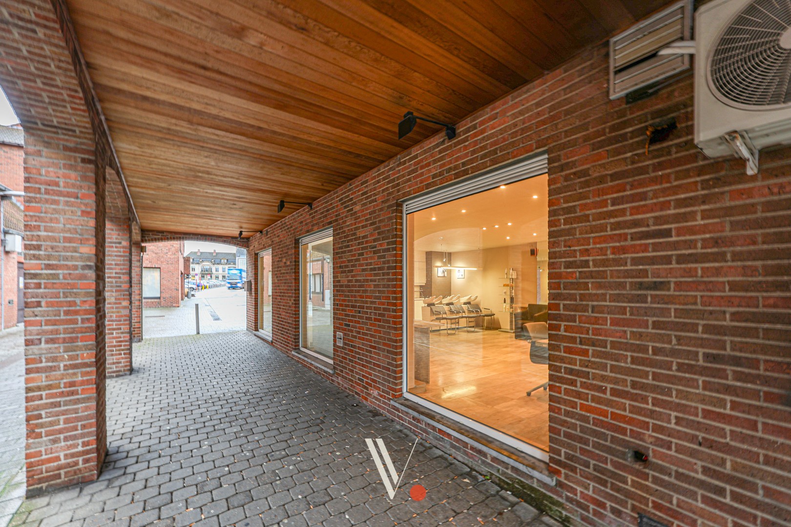 Handelsgelijkvloers met zeer commerciële ligging - foto 3