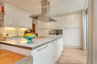 Deze mooi gerenoveerde halfopen bebouwing in de Gustaaf Van Heckelaan biedt een combinatie van ruimte, licht en modern wooncomfort op een rustige, maar vlot bereikbare locatie nabij Gent.Binnenin geniet je van een lichtrijke open leefruimte met grote raampartijen en vloerverwarming, een ruime moderne keuken, 3 volwaardige slaapkamers, een extra bureau/slaapkamer, 2 badkamers en 1 aparte toilet.De woning is instapklaar, praktisch ingedeeld en ideaal voor gezinnen.Daarnaast beschikt de woning over een aangebouwde garage van maar liefst 40 m², perfect als opslag, hobbyruimte of atelier. Achteraan ontdek je de absolute troef van deze woning: een prachtige, groene en perfect onderhouden tuin met een unieke serre. Een heerlijke plek om te ontspannen, te tuinieren of te genieten van rust.Instelprijs - bezoekdag zaterdag 20 juni - plan je bezoek in op de via www.dewaele.comDe algemene voorwaarden van Dewaele DIY kunt u steeds raadplegen via dewaele.com.Bestuursmaatregelen in het maatregelenregister: in aanvraag