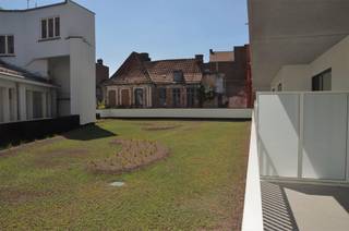 RESIDENTIE RYSSEL, vlakbij de Grote Markt met een prachtig zicht op het historische Stadhuis van Kortrijk. Het volledige project is voorzien van ruime zuidgeoriënteerde zonneterrassen. Dit prachtig black &amp; white appartementsgebouw, is functioneel ontworpen met duurzame en esthetisch verantwoorde materialen. Het project omvat 12 appartementen met een oppervlakte van ± 100 m² en 2 penthouses van 180 m² . Ondergronds 25 standplaatsen (waarvan 3 dubbele), 1 garagebox en 14 kelders. Appartement 4.1 - 227,90m² KIJKDAG ZATERDAG 29 SEPT. VAN 10 U TOT 12 U – 14U TOT 16U en ZONDAG 30 SEPT. VAN 11 U TOT 13 U