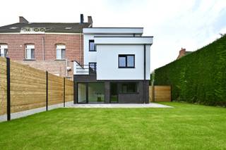 Vanaf 1 juli krijgt u de kans om als eerste bewoner uw intrek te nemen in deze uitzonderlijk ruime gerenoveerde woning in Eikevliet. Alles...