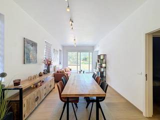 Dit eenslaapkamer appartement is niet ver gelegen van centrum Deinze en beschikt over alle hedendaags comfort. Indeling; inkom, toilet, geïnstalleerde open keuken, leefruimte, badkamer en slaapkamer. Verder is er nog een terras en gemeenschappelijke tuin waar je kan genieten van alle rust en prachtig zicht op de Leie. Een staanplaats is inbegrepen in de huurprijs. Gemeenschappelijke kosten: €75/maand.