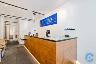 Bent u op zoek naar een zorgeloze vastgoedinvestering met een gegarandeerd rendement op een absolute AAA-ligging? Dan is dit pand precies wat u zoekt.<br /><br />Deze <strong>vergunde</strong> en volledig <strong>up-to-date</strong> opbrengsteigendom bevindt zich op een <strong>sublieme locatie</strong>, pal tussen de Vrijdagmarkt en de Grote Markt – het bruisende hart van de stad.<br /><br />Het handelsgelijkvloers, voorzien van terrasvergunning en kelderverdieping, doet momenteel dienst als horeca ruimte, maar is ook geschikt voor andere commerciële bestemmingen. <br /><br />Op de eerste verdieping bevindt zich een lichtrijk één slaapkamerappartement met een gezellig zonneterras. <br /><br />De tweede en derde verdieping vormen samen een charmante duplex met één slaapkamer en een fenomenaal dakterras.<br /><br />De totale maandelijkse huuropbrengst bedraagt 5.255€ wat een netto rendement geeft van 5,5%<br /><br />Het gebouw is <strong>energiezuinig</strong> uitgerust met<strong> 8 zonnepanelen</strong> en een <strong>thuisbatterij</strong> van 10 kWh.<br /><br />Verder beschikt het pand over tal van troeven: het is <strong>instapklaar</strong>, heeft <strong>gunstige EPC’s</strong>, overal <strong>dubbel glas</strong>, een conforme elektrische installatie en is bovendien <strong>asbestvrij</strong>.<br /><br />Kortom: een solide, toekomstgerichte investering op een uitzonderlijke locatie, met onmiddellijk rendement dankzij lopende huurovereenkomsten.<br /><br />Interesse?<br />Voor meer informatie of een bezoek ter plaatse: bel Nico op 0475/50 92 09.