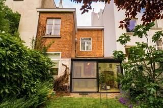 <p><span>Gelegen op een toplocatie in Schaarbeek bevindt zich deze ruime woning met tal van mogelijkheden en een uitzonderlijk potentieel. Via de royale inkomhal komt u terecht in een polyvalente ruimte aan de voorzijde van de woning, ideaal als bureau, praktijkruimte, extra leefruimte of gezellige zithoek. Vanuit de hal heeft u bovendien toegang tot een ruime en praktische berging, perfect voor het stallen van fietsen en het creëren van extra opbergruimte.</span></p><p><span>De ingerichte keuken sluit aan op een aangename, lichtrijke veranda die werd ingericht als eetplaats met een gezellige zithoek. Dankzij de grote raampartijen geniet u hier van een mooi zicht op de leuke tuin van ongeveer 60 m², een ideale plek om in alle rust van het buitenleven te genieten.</span></p><p><span>Op de eerste verdieping bevindt zich aan de voorzijde een ruime leefruimte van circa 32 m². Verder vindt u op deze verdieping een apart toilet, een grote slaapkamer en een comfortabele badkamer uitgerust met een ligbad, dubbele lavabo, douche en aansluitingen voor wasmachine en droogkast. Aansluitend bevindt zich een extra ruimte die perfect kan worden ingericht als dressing.</span></p><p><span>De tweede verdieping omvat nog drie volwaardige slaapkamers, een douchekamer en een ruime bergruimte. Ook de kelderverdieping biedt heel wat extra mogelijkheden met een wijnkelder, een stooklokaal en twee afzonderlijke kelders die zorgen voor voldoende opslagruimte.</span></p><p><span>Deze ruime op te frissen woning combineert royale volumes, een functionele indeling en een uitstekende ligging. Dankzij de vele mogelijkheden is dit een ideale woning voor grote gezinnen, zelfstandigen of iedereen die op zoek is naar een pand met karakter en toekomstpotentieel in het hart van Schaarbeek.</span></p>