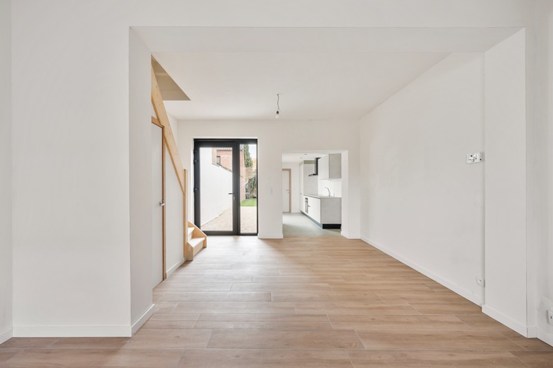 Volledig gerenoveerde tussenwoning met 3 slaapkamers en tuin in het centrum van Roeselare - foto 4