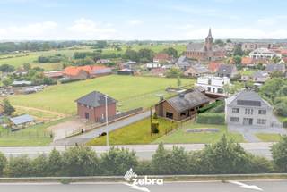 Deze open bebouwing met 4 slaapkamers is gelegen op een ruim perceel van 969 m², op een boogscheut van het centrum van Nukerke.<br />Dankzij de nabijheid van verschillende invalswegen geniet u van een vlotte bereikbaarheid en een uitstekende verbinding naar omliggende gemeenten.<br /><br />Bij het betreden van de woning komt u terecht in een inkomhal met toilet en vestiaire. Op het gelijkvloers bevinden zich verder een lichtrijke woon- en eetkamer, een volledig geïnstalleerde keuken, een nachthal en vier volwaardige slaapkamers.<br /><br />De volledige bovenverdieping wordt momenteel gebruikt als zolderruimte, maar biedt tal van mogelijkheden voor uitbreiding. Mits de nodige aanpassingen kunnen hier eenvoudig extra slaapkamers of een hobbyruimte gecreëerd worden.<br /><br />Daarnaast beschikt de woning over een praktische en gerieflijke kelder, een ruime garage/bijgebouw, een oprit met voldoende parkeergelegenheid en een aangename tuin met terras en tuinhuis.<br /><br />Kortom, een unieke kans voor wie op zoek is naar een woning met veel potentieel in het hart van de Vlaamse Ardennen!<br /><br /><strong>Ook wild geworden van deze thuis?<br />Twijfel dan niet langer en leg vandaag nog uw bezoek vast!</strong>