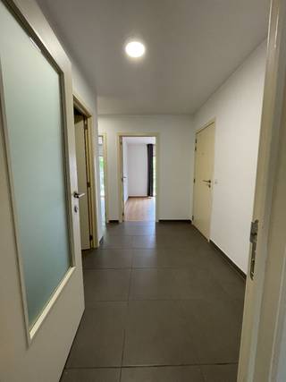 Dit prachtige appartement is gelegen in de rustige en groene omgeving van Merelbeke. Het appartement bevindt zich in een...
