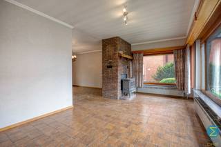 Deze woning bevindt zich op wandelafstand van het centrum en voorziet alle woonvertrekken op de begane grond.<br /><br />De inkomhal leidt naar de L-vormige woonkamer, dewelke op haar beurt via een schuifraam aansluiting geeft tot de ruime veranda, alsook tot de aangrenzende keuken.<br />Verder bereikt men de nachthal die toegang verschaft tot drie slaapkamers, een apart toilet en de vernieuwde badkamer met inloopdouche. Via een luik in de nachthal heeft men tevens toegang tot de bergzolder.<br /><br />De gekoppelde garage van 45m² is eveneens via een zijingang aan de tuinzijde toegankelijk en tenslotte treffen we achteraan nog een aparte berging en de open omheinde tuin.<br /><br />Specificaties:<br />- Goede locatie, nabij het centrum<br />- Ruime veranda<br />- Schrijnwerk: hout met dubbele beglazing<br />- EPC: F-label - 949 kWh / (m² jaar)