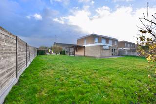 Ontdek deze goed onderhouden halfopen bebouwing nabij het centrum van Eeklo, perfect gelegen dicht bij alle dienstencentra en winkels.
De lichtrijke leefruimte, veranda en het ruime terras bieden dagelijks wooncomfort met zicht op de grote tuin.
De woning beschikt over drie slaapkamers, een badkamer en een bijzonder praktische indeling. Vanuit de garage komt u in de ingerichte, gezellige keuken wat het makkelijk maakt om uw boodschappen uit te laden. De grote garage, carport en twee autostaanplaatsen maken parkeren eenvoudig, terwijl de uitbreidbare ruimte boven de garage ideaal is voor wie werk en wonen wil combineren.
Een veelzijdige, instapklare woning op een toplocatie, klaar voor haar nieuwe bewoners.
Wenst u een bezoek te plannen? Neem dan contact op via het nummer 09 336 16 15 of mail ons via info@vastgoedunicum.be, wij helpen u graag verder!
Virtuele rondleiding?
https://youtube.com/shorts/H6RXB0xPcIw