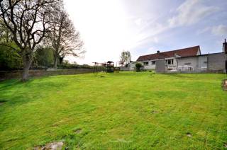 Nabij de Hotond treffen we deze gezellige woning! Uitstekend gelegen met in de nabijheid gewestweg N60 en een vlotte bereikbaarheid naar Ronse, waar alle nodige voorzieningen aanwezig zijn. Geniet van de ruime tuin met prachtig zicht.<br /><br />De <strong>indeling </strong>van de woning gaat als volgt: inkomhal, apart toilet, eetkamer, ruime leefruimte, keuken, wasplaats, nachthall, badkamer en een slaapkamer. Op de bovenverdieping is een ruime overloop met 2 slaapkamers waarvan 1 met ideale ruimte voor een dressing. Verder is er nog een praktische ruimte met zolderkamer, kelder, berging en garage aanwezig. Op het ruime terras geniet u van een prachtig zicht op de omliggende landerij.<br /><br />Meer info? Contacteer Kyamo: 0479 06 13 71 of kyamo@immoroman.be