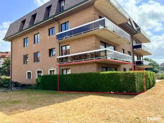 Uniek gelijkvloers appartement met ruim terras en mogelijkheid tot aankoop van garage in de kelderverdieping.<br /><br />Ontdek dit mooi appartement te koop aan de gewilde Albert 1 laan 196 in Oostduinkerke! Met een bewoonbare oppervlakte van 65 m² biedt deze charmante flat, met één slaapkamer en één badkamer, u het perfecte toevluchtsoord om te genieten van de kust. 's Ochtends ontbijt u op uw eigen terras en ademt u de frisse zeelucht in terwijl u geniet van uw privacy vlakbij de bruisende activiteiten in deze populaire badplaats. Het appartement is optimaal ingedeeld met een ruime leefruimte die naadloos overgaat in de keuken, waar koken een plezier wordt. De slaapkamer garandeert rust. <br /><br />De unieke ligging in Oostduinkerke, op de grens met Nieuwpoort, plaatst u op wandelafstand van het strand, winkels, gezellige restaurants en alles wat het kustleven te bieden heeft. Het appartement is ideaal als vaste woonst, tweede verblijf aan zee of als slimme investering. Voor slechts 260.000 euro krijgt u niet alleen een comfortabele flat, maar ook de luxe van wonen op een toplocatie waar elke dag als vakantie aanvoelt. Kansen als deze zijn zeldzaam! <br /><br />Uw nieuwe leven aan de Belgische kust begint hier – een zonnige plek waar ontspanning en comfort samenkomen en waar u zich elke dag thuis voelt.<br /><br />Voor verdere informatie of een bezoek in te plannen kan u contact nemen met Geert op +32475547962.