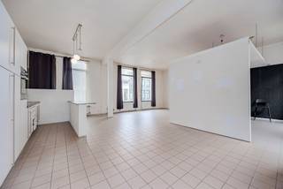 <p><span>Op de eerste verdieping bevindt zich dit </span><span>appartement</span><span>, gelegen in de </span><span>Minderbroedersrui</span><span> in </span><span>Antwerpen</span><span>, tussen de Sint-Paulusstraat en de Lange Koepoortstraat. De locatie is bijzonder gunstig: midden in de stad, met universiteiten, winkels, restaurants en de Koninklijke Academie voor Schone Kunsten allemaal op wandelafstand. </span></p><p><span> </span></p><p><span>Dit appartement op de tweede verdieping </span><span>heeft een </span><span>bruikbare oppervlakte van 88m² </span><span>en</span><span> </span><span>biedt een heerlijk </span><span>loftgevoel</span><span>, met een volledig geïnstalleerde open keuken en een badkamer met douche.</span></p><p><span> </span></p><p><span>Indeling</span></p><p><span>- gelegen op de 1ste verdieping (geen lift)</span></p><p><span>- loftruimte woonkamer, eetkamer en keuken</span></p><p><span>- open geïnstalleerde keuken </span></p><p><span>- badkamer met douche, toilet en lavabomeubel</span></p><p><span> </span></p><p><span>Algemeen gebouw</span></p><p><span>- dak met isolatie</span></p><p><span>- geen lift aanwezig</span></p><p><span>- individuele nutsvoorzieningen</span></p><p><span>- betonstructuur</span></p><p><span> </span></p><p><span>Troeven</span></p><p><span>- top locatie </span></p><p><span>- ramen dubbele beglazing </span></p><p><span>- EPC label C</span></p><p><span>- beschikbaar bij akte</span></p><p><span> </span></p><p><span>Ben jij geïnteresseerd in dit appartement te koop in centrum Antwerpen, ben je op zoek naar ander vastgoed, een investering of wens je de waarde van jouw eigendom te kennen? Dan ben je bij BOLT immo aan het juiste adres! Wij helpen jou graag verder.</span></p><p><span> </span></p>