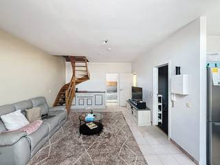 De indeling van het appartement ziet er als volgt uit:- Inkomhal met toegang tot een praktische bergruimte (voorzien van verwarmingsketel en...