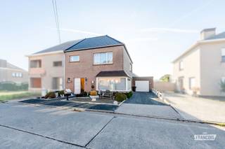 Ben je op zoek naar een woning met ruimte, potentieel en een belangrijke renovatie die alvast achter de rug is? Dan is deze gezinswoning in de Ledebergstraat in Herzele zeker het ontdekken waard!<br /><br />Deze woning uit 1977 bevindt zich op een perceel van 420 m² en biedt een mooie basis voor wie zijn toekomstige thuis volledig naar eigen smaak wil inrichten. Een absolute troef is het vernieuwde en geïsoleerde dak uit 2024, waardoor reeds een belangrijke investering werd uitgevoerd.<br /><br />Via de ruime inkomhal met gastentoilet bereik je de lichtrijke woon- en eetkamer, die voldoende mogelijkheden biedt om een gezellige leefruimte te creëren. Aansluitend bevindt zich de uitgeruste keuken, met daarnaast een praktische berging. Tevens is er een aangename verandaruimte voorzien waar het gezellig vertoeven is. Ook de garage, met achteraan een bijkomende bergruimte, vormt een belangrijke meerwaarde.<br /><br />Op de eerste verdieping bevinden zich drie slaapkamers en een badkamer die uitgerust is met een ligbad, toilet en wastafel. De kamers bieden verschillende mogelijkheden voor een gezin, thuiswerk of het inrichten van een hobbyruimte.<br /><br />Ook buiten heeft deze woning heel wat te bieden. Het perceel van 420 m² met zuidoost oriëntatie, biedt ruimte voor een aangename tuin, terwijl de ruime oprit en garage zorgen voor voldoende parkeermogelijkheden en extra bergruimte.<br /><br />De woning vraagt om renovatie, maar biedt daardoor de ideale gelegenheid om de indeling en afwerking aan te passen aan hedendaagse woonwensen. Dankzij het vernieuwde en geïsoleerde dak werd alvast een belangrijke stap in de goede richting gezet.<br /><br />De ligging in Herzele is bovendien interessant voor wie graag nabij dagelijkse voorzieningen woont. Het centrum, lokale handelszaken, scholen en belangrijke verbindingswegen bevinden zich in de omgeving. Kortom, een gezinswoning met drie slaapkamers, een ruime oprit en heel wat potentieel, waarbij de vernieuwing van het dak alvast een grote troef vormt!<br /><br />Interesse? Neem gerust contact op met Immo Francois voor meer informatie of een bezoek ter plaatse<br /><br />