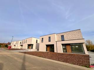 <p><span>Situated on a nature reserve, near the village center of rural Korbeek-Dijle and with a perfect connection to both Leuven and Brussels and other connecting roads, we are honored to offer for sale this modern and timeless new construction project. </span></p><p><span>This contemporary and energy efficient new construction project has been realized by a renowned construction company and concerns 6 semi-detached houses and 1 open house. <br />This newly built house with a facade width of 9 m is situated on a plot of 287 m² and has a living area of 165 m². In a modern and timeless architectural style, this home is finished to a high standard and equipped with all modern living comforts, being underfloor heating throughout, heat pump, solar panels and so much more. This energy efficient property comprises on the ground floor an entrance hall, a guest toilet, a practical storage room, a spacious living room with adjacent dining area with open kitchen which provides access to the garden with terrace of 19 m² where it is lovely to relax. The second floor comprises a bathroom, a separate toilet, a technical storage room and 3 bedrooms. </span></p><p><span>In short, a real opportunity for people who want to live energy efficiently, timelessly, luxuriously and comfortably surrounded by the peace and greenery of the Dyle valley. A unique opportunity! </span></p><p><span> </span></p>