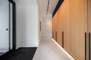 Welkom in deze uitzonderlijke villa, discreet gelegen in een privatief domein met slechts zes woningen. Via de stijlvolle oprijlaan en...