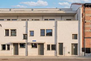 <p><span>In de vernieuwde stadswijk DijleDelta-Bottelarij, gelegen tussen het Klein Begijnhof en de bruisende Vaartkom, bieden wij u met trots deze multifunctionele woning aan. Dit nieuwbouwproject bevindt zich op wandelafstand van het historische centrum van Leuven en geniet van een goede bereikbaarheid met een vlotte verbinding naar belangrijkste invalswegen en werd in 2025 gerealiseerd door de gerenommeerde projectontwikkelaar Virix en ontworpen door Robbrecht & Daem architecten.</span></p><p><span> </span></p><p><span>Met een bewoonbare oppervlakte van maar liefst 302 m² biedt deze energiezuinige woning bijzonder veel ruimte en tal van mogelijkheden. Deze woning wordt afgewerkt aangeboden, exclusief schilderwerken en lichtarmaturen.</span></p><p><span> </span></p><p><span>Op het gelijkvloers bevindt zich een inkomhal met vestiaire en gastentoilet, een lichtrijke leefruimte met zicht op de gezellige stadstuin en een volledig geïnstalleerde keuken. De eerste verdieping omvat een nachthal, twee volwaardige slaapkamers, een badkamer, een apart toilet, een berging en een master bedroom met een en suite badkamer. </span></p><p><span> </span></p><p><span>De absolute meerwaarde van deze woning bevindt zich op de tweede en derde verdieping. Deze beschikken over drie bijkomende kamers/studentenkamers, een badkamer, een apart toilet, een keuken en een terras. Dankzij de aparte inkom is dit gedeelte uitermate geschikt voor de verhuur van studentenkamers, als zorgwoning of als uitbreiding van de gezinswoning. En dit steeds binnen de geldende regelgeving.</span></p><p><span> </span></p><p><span>Daarnaast beschikt de woning over een onderhoudsvriendelijke stadstuin met terras waar het heerlijk vertoeven is en een individuele kelder en bestaat de mogelijkheid om één of meerdere autostaanplaatsen bij aan te kopen.</span></p><p><span> </span></p><p><span>Kortom, deze energiezuinige, ruime en multifunctionele woning met stadstuin in het centrum van Leuven is zeker uw bezoek waard.</span></p><p><span> </span></p><p><span>Verkoop onder het btw-stelsel. Het verlaagde btw-tarief van 6% is mogelijk, mits voldaan wordt aan de geldende voorwaarden.</span></p><p><span> </span></p>