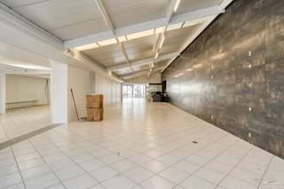 Polyvalente handelsruimtes / baanwinkel van ca. 325 m² te huur in Roeselare – topligging tussen E403 en centrum.Bent u op zoek naar een grote...