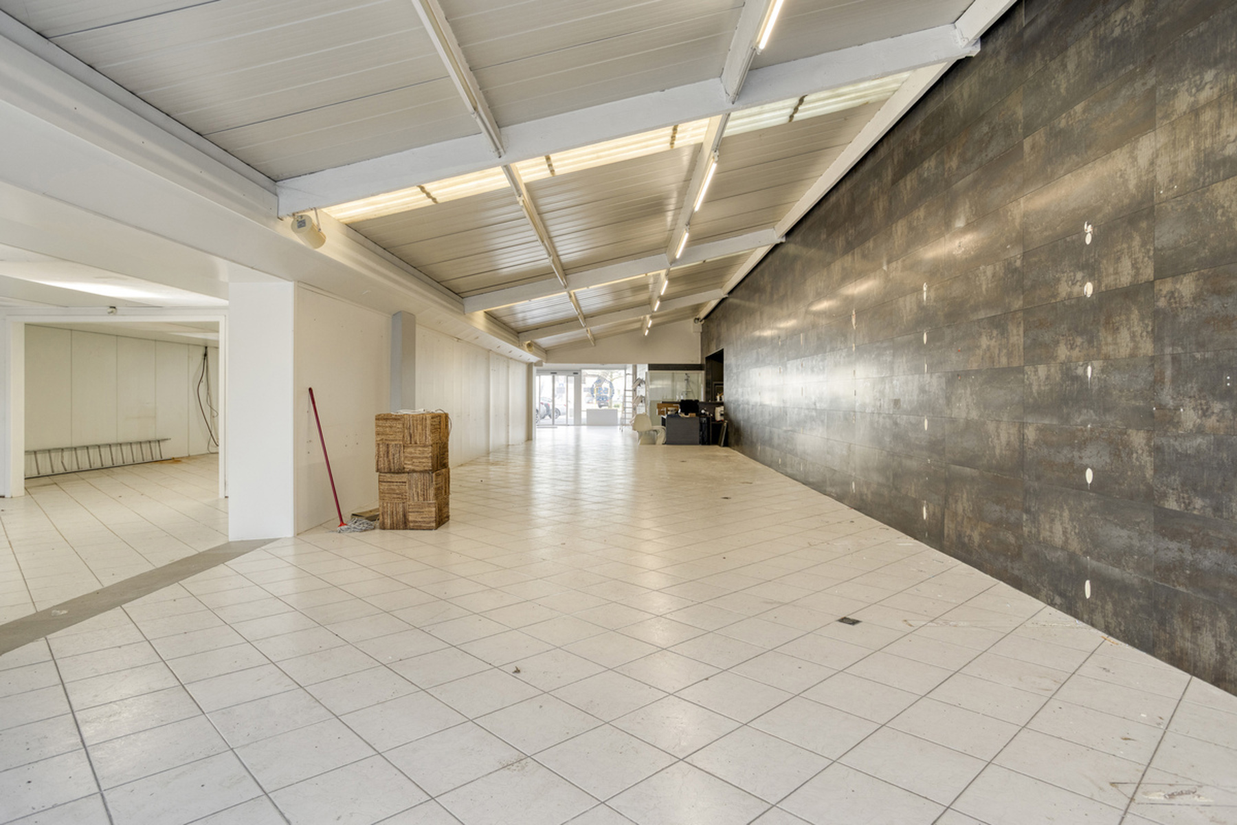 Stijlvolle handelsruimtes (325 m²) te huur in Roeselare - foto 2