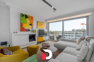 Dit unieke aanbod omvat een prachtig gerenoveerd ('2017) hoekappartement (+/- 104m²) op het 5de verdiep voorzien van een uiterst lichtrijke living...