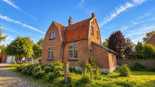 Te renoveren open bebouwing met 3 slaapkamers en tuin in Torhout<br /><br />Op zoek naar een woning die u volledig naar eigen smaak kunt renoveren? In de Kasteelstraat 23 in Torhout bevindt zich deze te renoveren vrijstaande woning op een perceel van 388 m².<br /><br />De woning dateert uit 1923 en beschikt over een bewoonbare oppervlakte van ca. 117 m². Met drie slaapkamers, vier gevels en een aangename buitenruimte vormt deze eigendom een interessante opportuniteit voor wie op zoek is naar een renovatieproject met potentieel.<br /><br />De bestaande woning biedt de mogelijkheid om de ruimtes en afwerking volledig opnieuw vorm te geven volgens de eigen woonwensen. <br />De tuin zorgt daarbij voor extra buitenruimte en maakt het pand interessant voor zowel koppels als gezinnen die bewust op zoek zijn naar een woning die ze stap voor stap kunnen vernieuwen.<br /><br />Ook de ligging is een troef. De woning bevindt zich in Torhout, met een vlotte verbinding naar het centrum en omliggende gemeenten. Winkels, scholen en andere dagelijkse voorzieningen zijn vlot bereikbaar.<br /><br />Troeven:<br />• Te renoveren vrijstaande woning<br />• 3 slaapkamers<br />• Ca. 117 m² bewoonbare oppervlakte<br />• Perceel van 388 m²<br />• 4 gevels<br />• Tuin en terras<br />• Volledig naar eigen smaak te renoveren<br />• Rustige ligging in Torhout<br />• Vlotte bereikbaarheid<br /><br />Een interessante opportuniteit voor wie op zoek is naar een te renoveren woning in Torhout en zelf zijn stempel wil drukken op zijn toekomstige thuis.<br /><br />Meer informatie of graag een bezoek ter plaatse?<br />Contacteer Simon via 0498 12 37 08 of simon@vicusvastgoed.be.