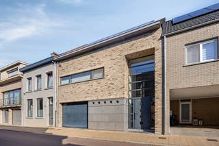 In het hart van Zwijndrecht kan je deze ruime woning vinden, met een grote bewoonbare oppervlakte.<br />Vlakbij winkels, scholen en openbaar vervoer.<br /><br />Je komt binnen in de ruime inkomhal met vestiaire en apart gastentoilet.<br />Via een stijlvolle glazen deur kom je in de indrukwekkende leefruimte, waar meteen een echt wauw-gevoel ontstaat dankzij de verzonken zithoek, de robuuste houthaard en de verhoogde bureauruimte. De combinatie van natuursteen en parket zorgt voor een warme en tijdloze uitstraling.<br />Aansluitend bevindt zich de ruime keuken, voorzien van alle hedendaags comfort.<br />Naast de keuken vind je een praktische berging/wasplaats met rechtstreekse toegang tot de garage.<br /><br />Op de eerste verdieping ligt de<strong> masterbedroom,</strong> uitgerust met een walk-in dressing en een ensuite badkamer.<br />Achteraan kan je nog<strong> twee ruime slaapkamers</strong> vinden met een aparte douchekamer.<br />Via een vaste trap bereik je de zolderverdieping, waar zich nog een zeer ruime extra kamer bevindt, ideaal als <strong>vierde slaapkamer</strong>, hobbyruimte, bureau of polyvalente ruimte.<br /><br />Aangename terras met ruime tuin en heerlijk uitzicht.<br />Als extra troef nog een ruime, inpandige garage en een wijnkelder.<br /><br />Warmtepomp lucht/lucht met zonnepanelen.<br />Bron bewoonbare oppervlakte : EPC - certificaat<br /><br />Een woning die zich onderscheidt door haar unieke architectuur, royale ruimtes en praktische indeling.<br />Kom een kijkje nemen! Bel ons op 03/775.78.79.<br />Ben je ook van plan jouw eigendom te verkopen? Maak een afspraak voor een gratis schatting, wij maken er samen een succesverhaal van.<br />