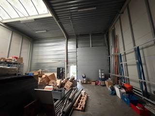 Op zoek naar een betrouwbare en vlot bereikbare opslagoplossing? Deze ruime opslagruimte van 140 m² langs de Haachtsesteenweg in Kampenhout biedt alles wat u nodig heeft - voor particulieren, zelfstandigen en bedrijven.
Gelegen langs één van de drukste invalswegen van de regio, geniet u van een uitstekende bereikbaarheid vanuit Brussel, Leuven en de ruime omgeving. Ideaal voor de opslag van goederen, materiaal, archieven of voertuigen.
Troeven:
- Strategische ligging langs de Haachtsesteenweg
- Vlotte toegang voor vrachtwagens en bestelwagens
- 140 m² ononderbroken vloeroppervlakte
- Ideaal voor bedrijven, handelaars of particulieren
Huurprijs: € 1.395 / maand
Locatie: Haachtsesteenweg, Kampenhout
Contact: 02 462 32 00