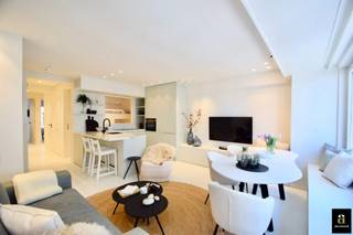 Volledig gerenoveerd appartement in een zijstraat van de Zeedijk en op wandelafstand van het Albertplein. Indeling: inkomhal met gastentoilet. Lichtrijke ruime woon- en eetkamer. Open geïnstalleerde keuken. Twee ruime slaapkamers met ingemaakte kasten. Douchekamer (dubbele lavabo en douchekamer). Derde slaapkamer met stapelbedjes. Meubelen inbegrepen in de prijs. Private kelder in de residentie. Contacteer ons om een bezoek in te plannen. Meubilair inclusief.