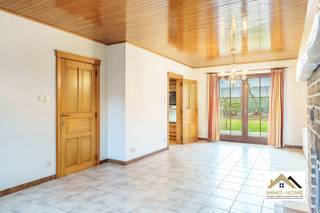 Deze vrijstaande woning is gelegen in een heel rustige woonwijk, op de rand van Lochristi. Via een leuke inkomhal (met gastentoilet) kom je tot in de ruime leefruimte, waar de vele raampartijen zorgen voor een aangename lichtinval. De haard zorgt dan weer voor extra gezelligheid in de donkere wintermaanden. De aanpalende keuken is ruim en praktisch ingericht, en zo kom je verder tot in de inpandige garage met plaats voor extra opbergruimte en een wasplaats. Op de eerste verdieping is er voorzien in drie ruime slaapkamers, en een badkamer met zowel ligbad als douche. Veel extra opbergruimte vinden we terug in de vrijstaande garage, op het einde van een lange oprit met plaats voor meerdere wagens. Genieten van het buitenleven kan in alle rust op het ruime terras in de leuke tuin. Inschrijven via mail naar tommy@immo-home.be, geen telefonische inschrijvingen! Volg ons op Fb en Insta. Voor meer info: www.immo-home.be. GRATIS SCHATTING &amp; GRATIS FINANCIEEL ADVIES