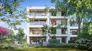 <span>Exclusief luxueus nieuwbouwappartement met overdekt zuidwest-gericht terras. Gelegen op een vlot bereikbare locatie met een prachtig open groen uitzicht achteraan het project. <br /><br />Te bezoeken door volgende link in te vullen: https://mijnhuurprofiel.be/property/c19e015a-5d5a-4fbe-8c31-bf36a6d13f28/login </span><br /><br />In dit gloednieuw project worden verschillende appartementen te huur aangeboden. Zowel appartementen met 1 als 2 slaapkamers, allen met een groot terras. <span>Het project zit in zijn laatste fase, met een beschikbaarheid vanaf 1 juli. </span>De foto's zijn renders van verschillende appartementen, niet van 1 appartement specifiek. <span>Dit prachtige nieuwbouwproject is uniek in zijn categorie. Zowel achteraan als rondom het project wordt een siertuin aangelegd door het hoog aangeschreven Avantgarden. De achterste appartementen hebben een uniek zicht op dit prachtige decor. <br /><br /></span>Onderaan "documenten en plannen" kan u de grondplannen terugvinden met de beschikbare appartementen alsook de bijhorende prijzen. <br /><br /><span>Technische details:<br /><br />- Ieder app wordt voorzien van een volledig uitgeruste Dovy keuken met keukeneiland<br />- Vloerverwarming op basis van warmtepomp (alsook koeling in de penthouses)<br />- Zonnepanelen aanwezig<br />- Ventilatiesysteem per app<br />- Ieder app wordt voorzien van een ingemaakte vestiairekast<br />- Ieder app wordt voorzien van gordijnenrails en verlichting (mooie spots)<br />- Dubbele lavabo in de twee slpk app, enkele lavabo in de 1 slpk app<br />- Ieder app wordt voorzien van een ingewerkte zitbank (behalve app 3.2)<br />- De 1 slpk app worden voorzien van ingemaakte kasten in de slaapkamer<br /><br />Extra:<br /><br />- Maandelijkse provisie: 100 euro (onderhoud tuin,lift,...)<br />- Plaatsbeschrijving: 200 euro<br />- Huurwaarborg: 3 maanden<br />- Nutsvoorzieningen: individueel<br />- Contract: lange duur<br /><br />Kwalitatief wonen in Edegem. Interesse in dit unieke project? Wees snel en maak een afspraak via jakob@reds.be<br /><br /></span>