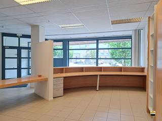 <p><span>Ruim handelspand van ca. 350m² met uitzonderlijk veel potentieel <br />in het centrum van Borgloon</span><span><br /><br /></span><span>Op een uitstekende locatie in het hart van Borgloon bevindt zich dit bijzonder ruime <br />handelspand met een indrukwekkende bruikbare oppervlakte en tal van mogelijkheden <br />voor diverse commerciële activiteiten.<br />De centrale ligging zorgt voor een uitstekende bereikbaarheid en een sterke zichtbaarheid.<br /><br />Een belangrijke troef is de ruime parkeergelegenheid op het plein vlak voor het gebouw, <br />wat zorgt voor een optimaal comfort voor klanten, bezoekers en medewerkers. <br />Het openbaar vervoer stopt voor de deur.<br /><br />Het pand deed jarenlang dienst als kantoorlocatie van het Wit-Gele Kruis en is daardoor <br />uitgerust met meerdere functionele ruimtes die inzetbaar zijn als kantoor-, praktijk- <br />of dienstverleningsruimte. <br />Voorheen was hier een supermarkt gevestigd, wat de veelzijdigheid en het commerciële <br />potentieel van het gebouw extra onderstreept.<br /><br />Het pand beschikt over een EPC-label C. Sinds de opmaak van het EPC werd de <br />verwarmingsinstallatie bovendien vernieuwd en werd overgeschakeld naar energiezuinige <br />warmtepompen, wat het comfort verhoogt en een positieve impact heeft op het energieverbruik.<br /><br />Kortom dankzij de royale oppervlakte biedt dit pand tal van mogelijkheden voor ondernemers <br />of organisaties die op zoek zijn naar een centraal gelegen locatie met voldoende ruimte voor <br />retail, kantoren, een groepspraktijk, showroom, opleidingscentrum of andere commerciële <br />invullingen.</span></p><p><span><br />Algemene informatie:</span><span><br />Huurprijs: 1800 euro/maand<br />Algemene onkosten: NVT<br />Vrij vanaf: 1/07/2026<br />KI ten laste van de huurder </span></p>
