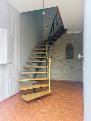 Deels te renoveren maar zeer ruime en lichtrijke woning in half-open verband met een mooie perceelsoppervlakte van 783m². Qua indeling omvat...