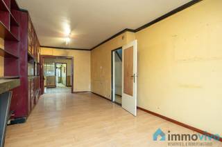 WONING TE MORTSEL - RENOVATIEPROJECT MET POTENTIEEL Deze woning in Mortsel biedt een interessante kans voor vernieuwing en transformatie. Het pand...