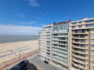 Op zoek naar een stijlvolle pied-à-terre aan zee? Deze instapklare studio in het charmante Duinbergen combineert comfort, praktisch gebruiksgemak en een zijdelings zeezicht dat nooit verveelt. Ideaal als tweede verblijf of slimme investering aan de kust.<br />De studio werd met oog voor detail gerenoveerd en straalt een warme, eigentijdse sfeer uit dankzij de kwalitatieve parketvloer en de doordachte indeling. Elk element is functioneel benut, met onder meer een op maat gemaakt stapelbed en voldoende ingebouwde bergingsruimte – ideaal om het beschikbare oppervlak maximaal te benutten, maximumcapaciteit van 4 personen. Het gebouw zelf is goed onderhouden: in 2015 werd de gevel gerenoveerd en bijkomend geïsoleerd, wat bijdraagt aan het algemene wooncomfort en de energie-efficiëntie. De liften werden reeds vervangen en er is een moderne collectieve centrale verwarming aanwezig. Veel parkeerplaats in de buurt, een gemeenschappelijke fietsenberging en een ruime privatieve kelderberging!<br /><br />Indeling:<br /><br />- Leefruimte met eetplaats en adembenemend zeezicht,<br />- Open, compacte keuken,<br />- Badkamer met douchebad, wastafel en toilet,<br /><br />Deze studio is een ideale uitvalsbasis aan de kust, waar je kan genieten van rust, licht en zeezicht in een compacte maar comfortabele setting.<br /><br />Interesse? Contacteer ons voor een bezoek ter plaatse!