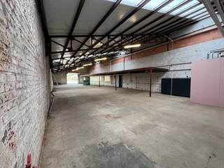 Loods van ca. 342m² op centrale ligging te IzegemSpecificaties:- mezzanine van ca. 75m² waarop gestockeerd kan worden - betonvloer- hoogte van ca. 3,4m tot 6m- wasbak- elektrische toegangspoort- geïsoleerd dak (10 cm dikte) voorzien van lichtstraten- voorzien van 4 parkeerplaatsenRuime toegang tot de loods via gemeenschappelijke koer.Geschikt voor stockage.Bent u op zoek naar bedrijfsvastgoed te huur in Izegem? Aarzel dan niet om ons te contacteren op het nummer 051 21 22 23.