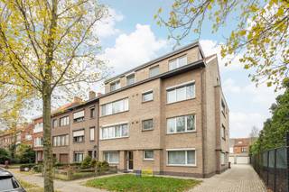<p><span>In een autoluwe straat en met een uitstekende bereikbaarheid en mobiscore van 8.9 bieden wij u dit prima onderhouden dakappartement in een kleine residentie (bouwjaar 1989)</span></p><p><span>Dit half open appartement met 2 slaapkamers op de 3de verdieping baadt in het licht en beschikt met haar 90m² bewoonbare oppervlakte over een zeer goede indeling als ook is er veel bergruimte door onder meer ingebouwde kasten en de ruime wasberging. Op het grote zonneterras, welke bereikbaar is via de woonkamer, kan men van de lente tot en met de herfst zalig genieten.</span></p><p><span>De individuele garagebox achter het gebouw is aan te kopen voor € 25 000.</span></p><p><span>Op zoek naar een instapklaar en betaalbaar dakappartement met alle comfort? Dan is deze prima onderhouden penthouse misschien wel iets voor u!</span></p><p><span> </span></p>