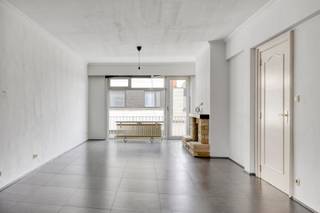 Ruim 2-slaapkamer appartement op een zeer gunstige locatie in nabijheid van winkels, scholen, openbaar vervoer en centrum Aalst (5minuten stappen). Het appartement omvat een inkomhal die toegang geeft tot de grote leefruimte (+- 38m²), een uitgeruste keuken een badkamer met douche, een apart toilet, 2 ruime slaapkamers (14m² en 10m²) en 2 terrassen. Verder beschikt het appartement nog over een kelderberging van 5m². Extra troeven: | Instapklaar | Ruim appartement | Centrale ligging dicht bij het centrum en invalswegen | Lift aanwezig |. Kortom bent u op zoek naar een ruim appartement of een top-investering? Wenst u meer informatie of een bezoek? Stuur dan gerust een mail naar Louis@immoaccenta.be.