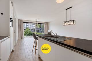 Ben je op zoek naar een instapklaar appartement met ruim terras en een rustig, groen uitzicht? Of ben je investeerder en zoek je een slimme vastgoedbelegging nabij Brussel die meteen rendement kan opleveren? Dan is dit recente appartement in residentie Albert absoluut het ontdekken waard.<br />Het appartement is volledig vrij van gebruik en momenteel niet verhuurd. Dat biedt maximale flexibiliteit: ideaal voor wie er zelf wil wonen, maar evengoed voor wie het appartement wenst te verhuren.<br />Gelegen op de tweede verdieping en bereikbaar met de lift, verwelkomt het appartement je via een inkomhal met apart toilet. Van daaruit kom je in de lichtrijke leefruimte met open, uitgeruste keuken en praktische berging. Aansluitend bevindt zich het ruime terras aan de rustige achterzijde van het gebouw, waar je geniet van een aangenaam zicht op het achterliggende groen.<br />Verder beschikt het appartement over een ruime slaapkamer met geïntegreerde dressing. Vanuit de slaapkamer heb je rechtstreeks toegang tot de badkamer met inloopdouche.<br />Het gebouw dateert van 2016 en verkeert in uitstekende staat van onderhoud. De degelijke afwerking en de verzorgde residentie maken dit appartement bijzonder aantrekkelijk. Dankzij de ligging aan de Romeinse Oprit geniet je bovendien van een vlotte bereikbaarheid, met openbaar vervoer, belangrijke invalswegen en de Brusselse rand in de onmiddellijke nabijheid. EPC: B (69 kWh/m² jaar). Stedenbouwkundige inlichtingen in aanvraag. De vermelde prijs is een startprijs. Elk bod hoger dan de vermelde prijs wordt overgemaakt aan de eigenaar die zich het recht voorbehoudt om dit al dan niet te aanvaarden. Ref. BR00432