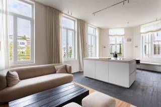 Wilt u de eerste bewoner worden van dit stijlvolle appartement op de tweede verdieping van een kleinschalige residentie waarvan de totaalrenovatie recent werd voltooid? Dit bemeubelde appartement is gelegen in de Bresstraat, op de hoek met de Amerikalei, op een absolute toplocatie in Antwerpen. U woont hier op wandelafstand van het bruisende Zuid, het Marnixplein en het KMSKA, omringd door tal van gezellige restaurants, cafés en boetieks. Bovendien geniet u van een uitstekende bereikbaarheid dankzij de vlotte verbindingen met het openbaar vervoer en de belangrijkste invalswegen.<br /><br />Het kloppende hart van het appartement is zonder twijfel de lichtrijke leefruimte, waar de grote raampartijen een overvloed aan natuurlijk licht binnenbrengen. De stijlvolle open keuken met centraal kookeiland vormt het middelpunt van de ruimte en is uitgerust met hoogwaardige inbouwtoestellen, waaronder een BORA-kookplaat met geïntegreerde dampkap en een Quooker-kraan. De keuken vloeit naadloos over in de gezellige eetruimte en de sfeervolle woonkamer, waardoor een open en harmonieus geheel ontstaat. De smaakvolle, kwalitatieve afwerking en het zorgvuldig gekozen meubilair versterken de moderne en elegante uitstraling van dit appartement.<br /><br />Verder beschikt het appartement over twee volwaardige slaapkamers, elk voorzien van maatwerkkasten die optimaal gebruikmaken van de beschikbare ruimte. Aansluitend bevindt zich een stijlvolle ensuite badkamer, uitgerust met een ruime inloopdouche en een modern wastafelmeubel met praktische opbergruimte. De hoogwaardige afwerking en het doordachte ontwerp zorgen voor een comfortabel en luxueus woongevoel.<br /><br />Kortom, een uitzonderlijk appartement waar luxe, comfort en een topligging perfect samenkomen.<br /><br />Huurprijs: 1.895,00 EUR/maand<br />Kosten: 195,00 EUR/maand (incl gas, water & elektriciteit)<br />Beschikbaarheid: onmiddellijk <br /><br />Interesse?<br />Contacteer LISTED voor een bezoek: +32 3 283 51 51<br />