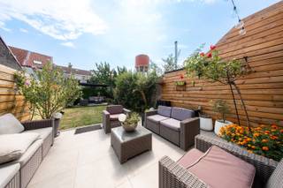In de Frans van Ryhovelaan, vlakbij het bruisende E. Van Beverenplein bevindt zich deze ruime woning met veel mogelijkheden, rustige buitenruimte én aandacht voor energiezuinig wonen. Het huis biedt dankzij de praktische indeling ruimte voor het hele gezin.<br />Ze beschikt over drie slaapkamers, waarvan één bijzonder ruime slaapkamer. Deze kamer kan bovendien eenvoudig worden opgesplitst, waardoor een vierde slaapkamer kan worden gecreëerd.<br />De ruime en lichtrijke woonkamer vormt een aangename leefruimte en loopt mooi over in de grote keuken. De keuken is perfect bruikbaar en functioneel, maar kan worden vernieuwd om te beantwoorden aan het hedendaags comfort en de wensen van de nieuwe eigenaar. <br />Aanpalend bevindt zich een praktische bergruimte en bovendien beschikt de woning ook over een kelder.<br />Op de tussenverdieping vinden we een badkamer die is uitgerust met een extra lang en diep ligbad, een aparte douche en een toilet. Op de benedenverdieping zijn reeds de nodige voorzieningen getroffen om een tweede toilet te plaatsen.<br />Ook buiten heeft de woning heel wat te bieden: in het verlengde van de keuken is er een terras, een tuin en een tweede terras onder de pergola met verstelbare lamellen. Hierdoor kan u optimaal genieten van de buitenruimte en zelf de gewenste hoeveelheid zon en schaduw bepalen.<br />De woning beschikt over 14 zonnepanelen, drie pelletkachels en twee airconditioners die zowel kunnen verwarmen als verkoelen. Elektrische rolluiken en Veluxramen met muggen en zonwering dragen bij aan extra comfort in het huis.<br />Contacteer Benedicte op : 0493/619 889 of via Benedicte@flameestate.be<br />Deze woning wordt aangeboden aan de hand van een RICHTPRIJS. <br />Alle ontvangen biedingen, zowel boven als onder de richtprijs, worden aan de eigenaar voorgelegd ter beoordeling.