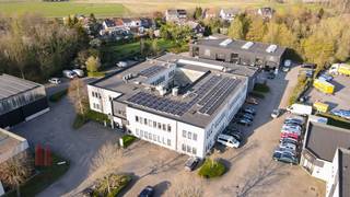 Immeuble commercial magnifiquement situé avec 1 773 m² d'espace de bureaux et 505 m² d'espace de stockage à vendre, visible depuis la très...