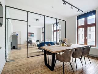 Deze unieke kantoorruimte bevindt zich in een gerenoveerd voormalig klooster, waarbij het historische karakter werd behouden. Dankzij de recente renovatie zijn de kantoren volledig instapklaar en uitgerust met moderne voorzieningen.<br /><br />Highlights:<br />- Oppervlakte: ca. 130 m² <br />- Indeling: meerdere kantoorruimtes en vergaderzalen; flexibele indeling mogelijk<br />- Verlichting: hoge raampartijen zorgen voor veel natuurlijk daglicht<br />- Sanitair en keuken: volledig functioneel en modern<br />- Technische voorzieningen: elektriciteit en internetaansluiting aanwezig, mogelijkheid tot extra aansluitingen<br />- Bereikbaarheid: gelegen in het oude stadscentrum van Antwerpen, vlakbij de Scheldekaaien, met uitstekende bereikbaarheid van verbindingswegen, openbaar vervoer en nabijheid van parkeerfaciliteiten<br /><br />Extra troeven:<br />- Authentieke elementen zoals stenen muren, houten balken en historische gevels geven het kantoor een unieke uitstraling<br />- Lift aanwezig voor gemakkelijke toegang tot de bovenste verdiepingen<br />- Mogelijkheid tot huren van extra opslag of parkeerplaatsen<br /><br />Beschikbaarheid:<br />De kantoorruimte is onmiddellijk beschikbaar, ideaal voor bedrijven die op zoek zijn naar een combinatie van historische charme en moderne functionaliteit.<br /><br />De foto's dienen ter illustratie gezien deze verschillende ruimtes in het gebouw betreffen. <br /><br />Interesse? Neem dan snel contact op! <br /><br />EPC: C