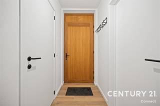 <h2><span>Energiezuinige woning op 4a 68ca in een rustige, landelijke omgeving</span></h2><p><span>Deze recente halfopen bebouwing met 4 slaapkamers, bouwjaar 2023 (<strong>nog</strong> <strong>vrijstelling van onroerende voorheffing gedurende 2 jaar</strong>. combineert hedendaags wooncomfort met een uitstekende energiezuinigheid en een praktische indeling. Dankzij de moderne technieken geniet u hier van comfortabel wonen met een beperkt energieverbruik. Ook op het vlak van mobiliteit geniet de woning van een uitstekende ligging. <strong>Steenberg</strong> sluit vlot aan op de Staatsbaan en de oprit van de <strong>E314</strong>, waardoor omliggende steden gemakkelijk bereikbaar zijn. Zo bereikt u <strong>Diest in minder dan 10 minuten</strong>, <strong>Tienen in ongeveer 20 minuten</strong> en <strong>Leuven in een 30-tal minuten</strong>.</span></p><p><span>De woning is uitgerust met een <strong>warmtepomp</strong> en beschikt over <strong>vloerverwarming op zowel het gelijkvloers als de eerste verdieping</strong>. Bovendien is er reeds een <strong>voorziening voor een tweede badkamer</strong>, waardoor de woning eenvoudig kan meegroeien met de behoeften van haar toekomstige bewoners.</span></p><p><span>Ook buiten is het aangenaam vertoeven. De <strong>volledig omheinde, west gerichte tuin</strong> geniet volop van de namiddag- en avondzon en beschikt over een praktisch <strong>tuinhuis</strong>. Parkeergelegenheid is ruimschoots aanwezig, zowel <strong>voor als naast de woning</strong>.</span></p><p>Interesse? Maak vandaag nog uw afspraak met Sally via sally@connect-immo.be  of bel 0478 57 09 99</p><p><br />Wglk-Lwag-Gdv-Gvkr-Vvg</p><p>EPC Bouw - 14 kWh/m² - 2021070713 - Label A</p>